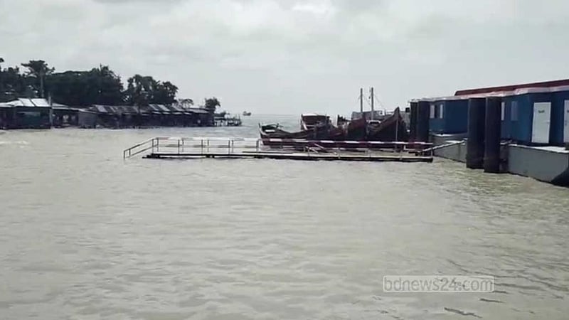ভাটার পর অতিরিক্ত জোয়ার, ৯ ঘণ্টা পর গন্তব্যে হাতিয়ার ফেরি
