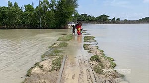 জোয়ারে প্লাবিত নিঝুমদ্বীপ, হাসপাতালে নিতে না পারায় ঘরেই প্রসূতির মৃত্যু