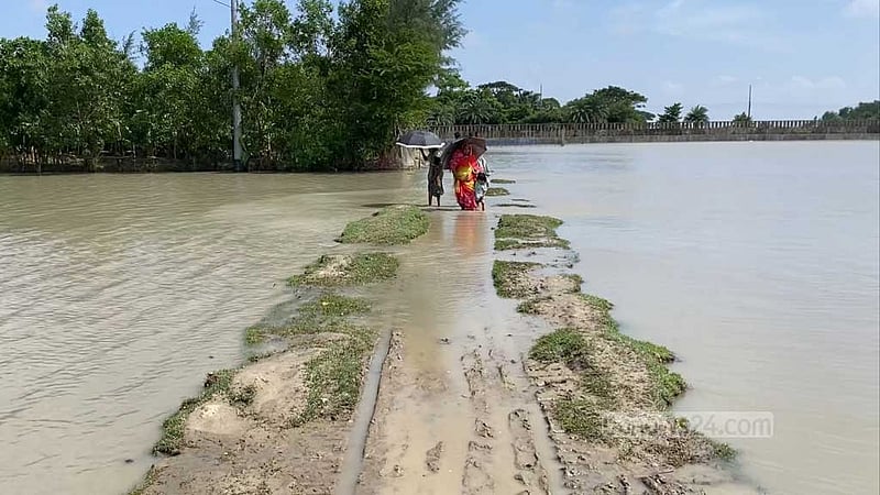 জোয়ারে প্লাবিত নিঝুমদ্বীপ, হাসপাতালে নিতে না পারায় ঘরেই প্রসূতির মৃত্যু