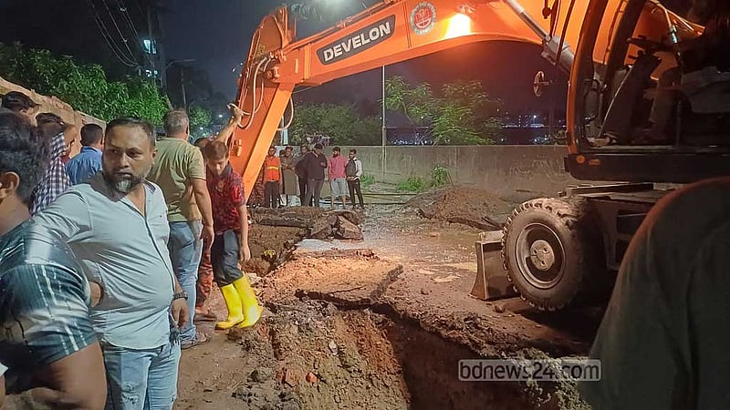 পুরান ঢাকায় ড্রেন পরিষ্কার করতে নেমে নিখোঁজ ১