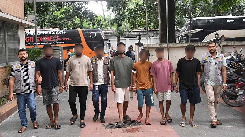 অনলাইন জুয়ার টাকায় বিএমডব্লিউ, হোটেলে ‘বিলাসী জীবন’