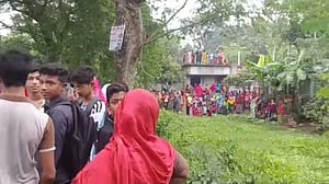 মসজিদের বারান্দায় ঝুলন্ত লাশের খবর, পুলিশ এসে পেল পুকুরে