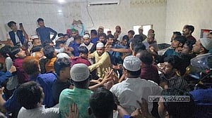 এমপির ইমামতি নিয়ে মসজিদে বিএনপি-জামায়াত নেতাকর্মীদের হাতাহাতি