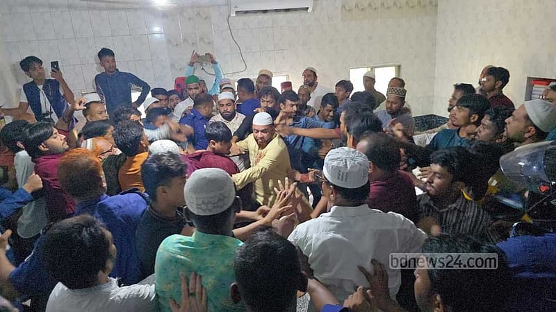 এমপির ইমামতি নিয়ে মসজিদে বিএনপি-জামায়াত নেতাকর্মীদের হাতাহাতি