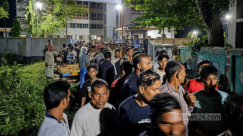 পাবনায় আটক যুবলীগ নেতাকে ছাড়াতে থানায় বিক্ষোভ