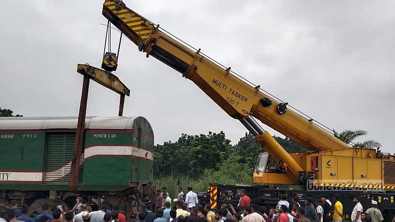 ঈশ্বরদীতে লাইনচ্যুত বগি উদ্ধার, সাড়ে ৫ ঘণ্টা পর উত্তরের পথে চলল ট্রেন