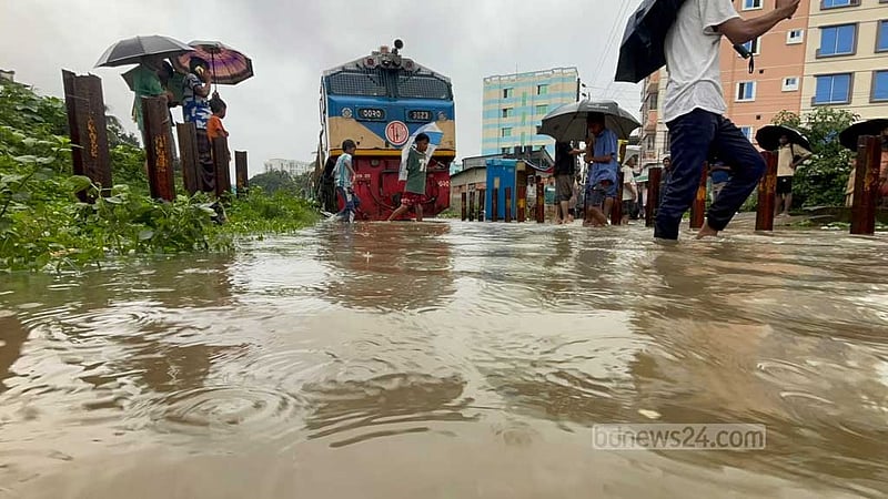 রেল লাইনে পানি, কক্সবাজারগামী পর্যটক এক্সপ্রেস চট্টগ্রামে আটকা