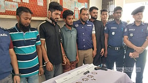 পিরোজপুরে বিদেশি পিস্তল ও ৪৩টি গুলিসহ আটক ৩