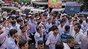 শিক্ষামন্ত্রীর পদত্যাগ দাবিতে পিরোজপুরে সড়ক অবরোধ-বিক্ষোভ