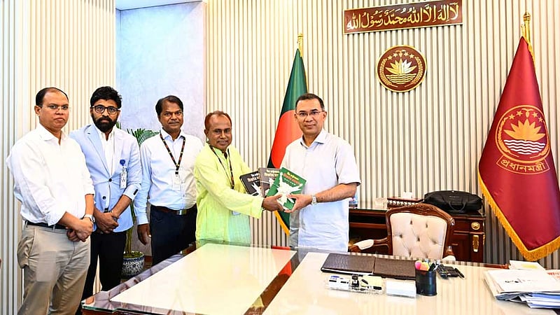 ‘বীর রাষ্ট্রনায়ক জিয়াউর রহমান’ বইয়ের মোড়ক উন্মোচন করলেন প্রধানমন্ত্রী
