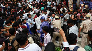 ককরোচ পার্টির সংসদমুখী মিছিলে টিয়ার গ্যাস: দিল্লি রণক্ষেত্র, বন্ধ মেট্রো