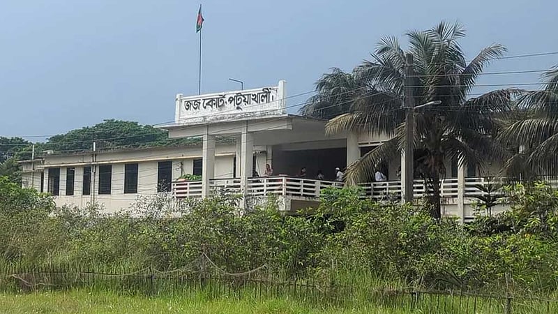 পিটিয়ে কুকুর হত্যা: দুজনের বিরুদ্ধে গ্রেপ্তারি পরোয়ানা