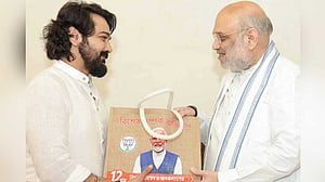 ‘আপনি খাবেন না জানি, তাও এনেছি’, প্রসেনজিতের হাতে মিষ্টি তুলে দিয়ে অমিত শাহ