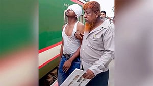 ট্রেনে ‘কৌতূহলের’ পাথর নিক্ষেপ থামছে না কেন?