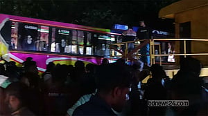 রাজবাড়ীতে ট্রেনের বিচ্ছিন্ন বগির ধাক্কায় দুমড়ে-মুচড়ে গেল তিন যান, নিহত বেড়ে ২