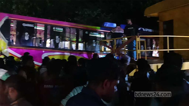 রাজবাড়ীতে ট্রেনের বিচ্ছিন্ন বগির ধাক্কায় দুমড়ে-মুচড়ে গেল তিন যান, নিহত বেড়ে ২