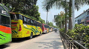কমিটি গঠন নিয়ে দ্বন্দ্ব: রাজশাহীর সঙ্গে সারাদেশের বাস চলাচল বন্ধ, ভোগান্তি