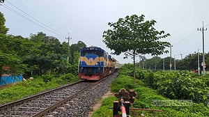 রাবি শিক্ষার্থীকে মারধর: ১০ ঘণ্টা পর ট্রেন চলাচল শুরু
