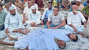 হিমাগারের অতিরিক্ত ভাড়া: রংপুরে কাফনের কাপড় পরে চাষিদের গণ-অনশন