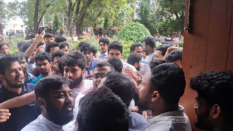 রাবিতে ৩ শিক্ষার্থীকে আম্মার ও ছাত্রশিবিরের মারধর: ‘মবের’ বিচার চায় ছাত্র সংগঠনগুলো