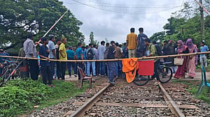 রাবি শিক্ষার্থীকে মারধর: অবরোধে সারা দেশের সঙ্গে রেল যোগাযোগ বন্ধ