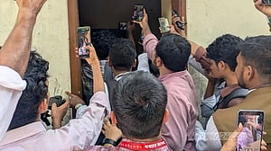 শিল্পী সমিতির নির্বাচন: নামাজের বিরতিতে ভেতরে লোক রেখে তালা দেওয়ার অভিযোগ