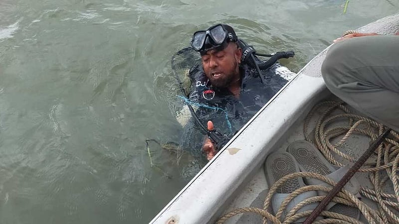 বুড়িগঙ্গায় লঞ্চের ধাক্কায় ট্রলারডুবি, নিখোঁজ ২