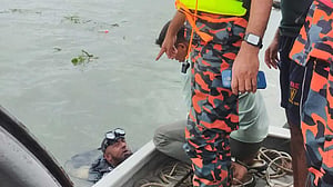 বুড়িগঙ্গায় ট্রলারডুবি, নিখোঁজ দুজন সাঁতরে উঠেছে অন্য পাড়ে