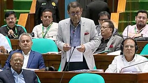 ‘সো বিজি?’ স্বাস্থ্যমন্ত্রীর মনোযোগ চাইলেন স্পিকার