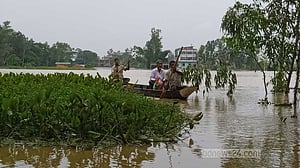 সাতকানিয়ায় বন্যা: ‘৫ দিন পর ঘর থেকে বের হলাম, খুব কষ্টে আছি’