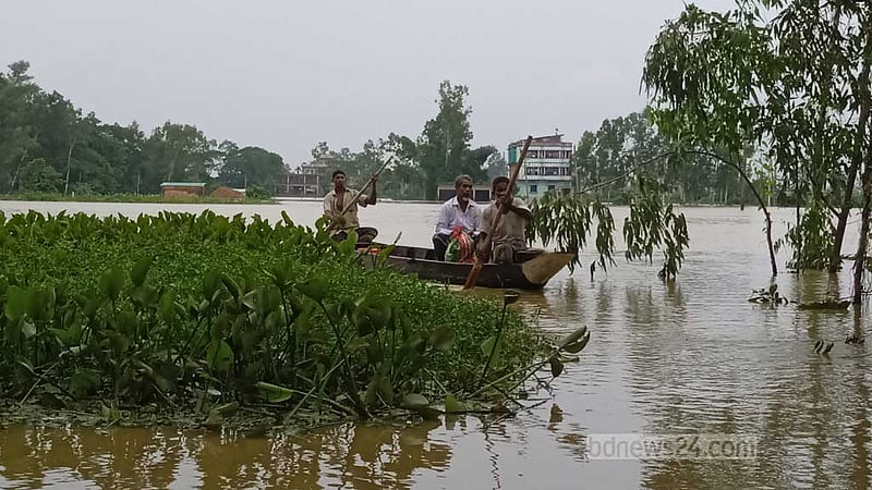 সাতকানিয়ায় বন্যা: ‘৫ দিন পর ঘর থেকে বের হলাম, খুব কষ্টে আছি’