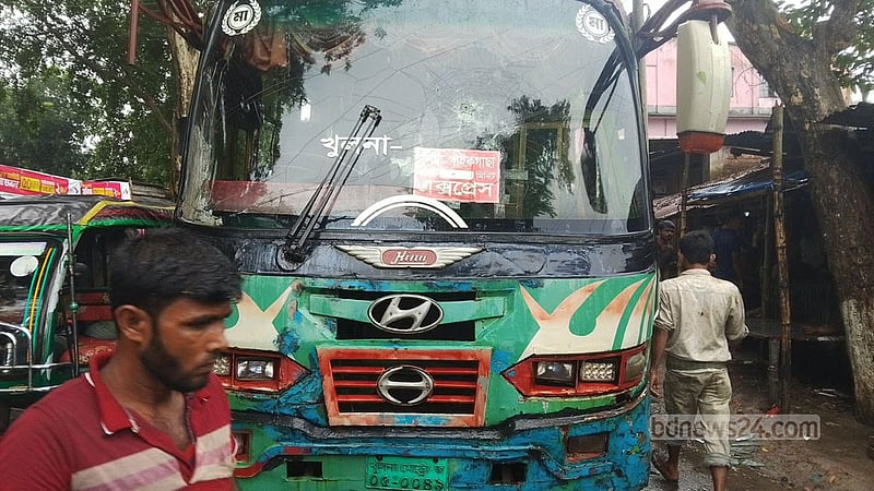 সাতক্ষীরায় বাসের চাপায় ঝরল ছেলের প্রাণ, হাসপাতালে বাবা