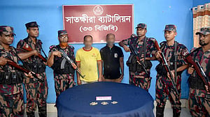 ভোমরা বন্দরে ২১৬ ডায়মন্ডের নাকফুল জব্দ, আটক ২ ভারতীয়