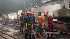 ধামরাইয়ে পোশাক কারখানায় আগুন, আহত ২