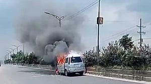 সাভারে চলন্ত মাইক্রোবাসে অগ্নিকাণ্ড