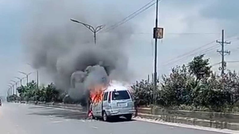 সাভারে চলন্ত মাইক্রোবাসে অগ্নিকাণ্ড