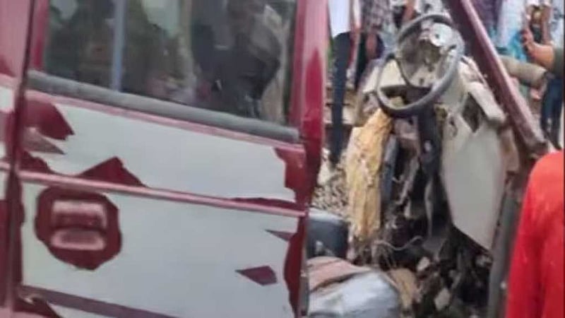 মুর্শিদাবাদে স্কুল ভ্যানে ট্রেনের ধাক্কা: ২ শিক্ষার্থীসহ নিহত ৩