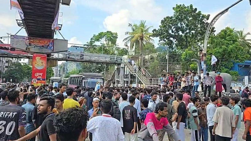 শিক্ষামন্ত্রীর পদত্যাগ দাবিতে ফের সায়েন্স ল্যাব অবরোধ