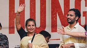 ধর্মেন্দ্রর পদত্যাগ প্রথম ধাপ, আন্দোলন চালিয়ে যেতে হবে: বার্তা শাবানার