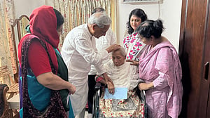 অসুস্থ শবনম মুশতারীকে দেখতে গেলেন সংস্কৃতি বিষয়ক মন্ত্রী
