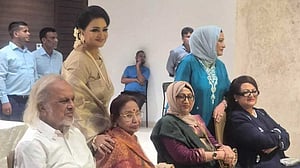 নিপার জন্য এক সন্ধ্যা, এক ফ্রেমে শবনম-ফেরদৌসী রহমান ও ‘তিন কন্যা’