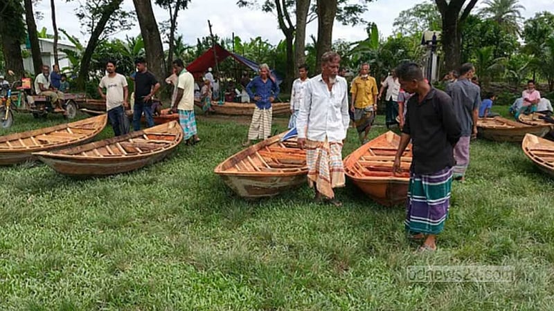শতবর্ষী নৌকার হাটে এখনও বেচাবিক্রি জমেনি