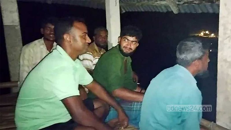 বিএসএফের ‘পুশ ইন’ ঠেকাতে বৃষ্টির মধ্যে রাতভর গ্রামবাসীর পাহারা
