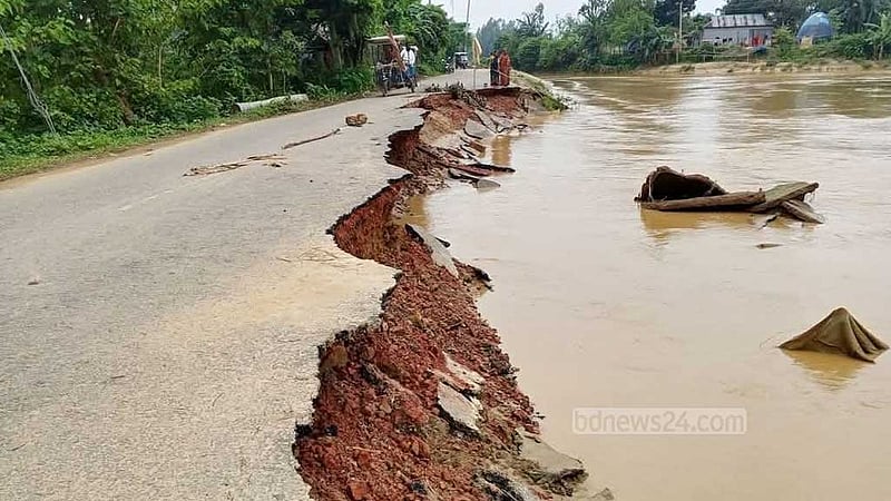 শেরপুরে কমছে নদ-নদীর পানি, বন্যা দুর্গতদের মানবিক সহায়তা