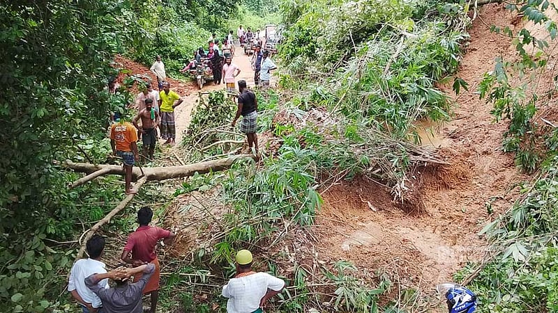 টানা বর্ষণে শেরপুরে পাহাড় ধস, সীমান্ত সড়ক বন্ধ