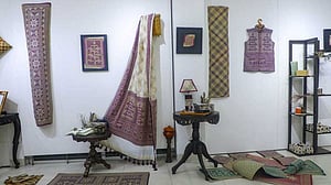 শীতলপাটি এবার শাড়িতে, দেয়ালে, ঘরের সাজে