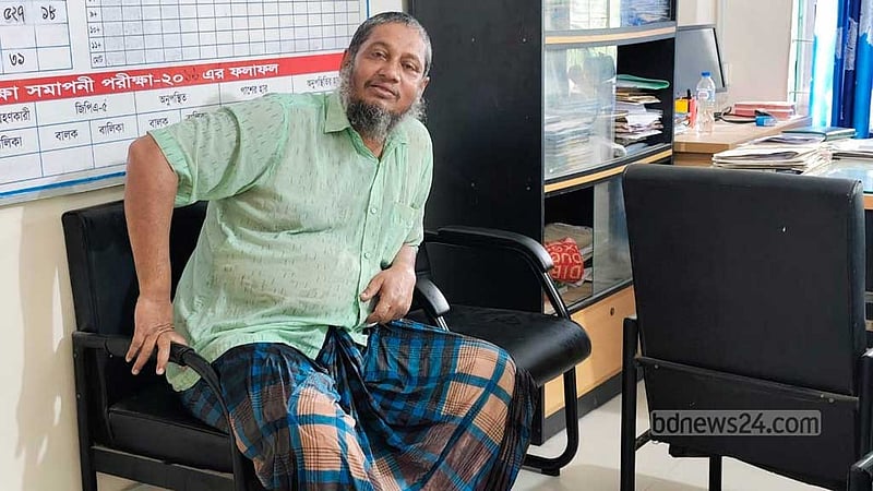 শিক্ষা কর্মকর্তাকে কুড়াল দিয়ে কুপিয়ে জখমের অভিযোগে প্রধান শিক্ষক আটক