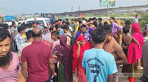 সিরাজগঞ্জে বাসচাপায় মা-ছেলের মৃত্যু