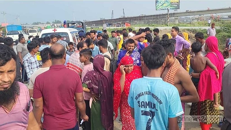 সিরাজগঞ্জে বাসচাপায় মা-ছেলের মৃত্যু