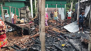 সিরাজগঞ্জে গোয়ালঘর পুড়ে প্রাণ গেল ২ গরুর